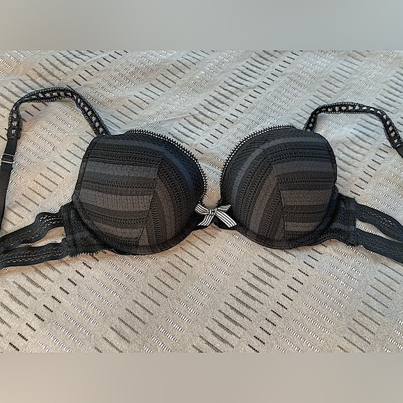 Victoria’s Secret - Black lace Push-Up Bra

Size: 34B - Picture 9 of 16